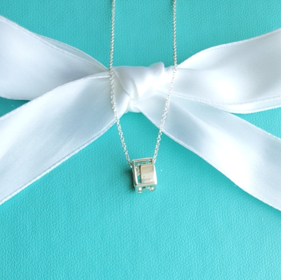 Era cube LOVE pendant necklace